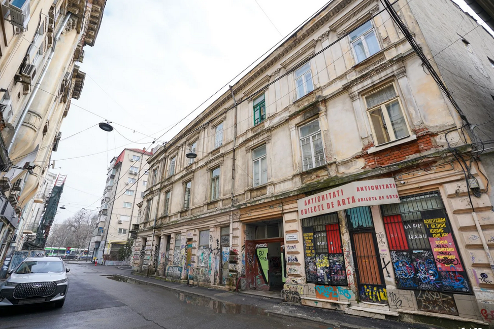 Hotelul în care Mihai Eminescu își îneca amarul se vinde cu 3.000.000 de euro. Clădirea ascunde o sinucidere din dragoste: „A batjocorit-o, apoi a părăsit-o”
