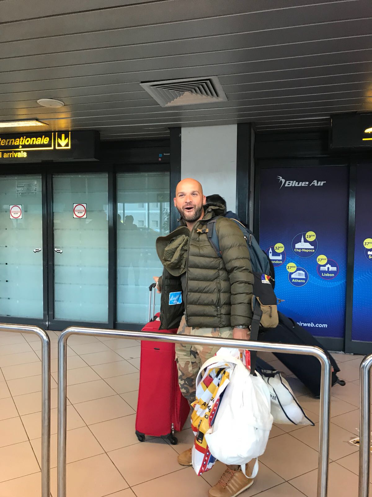 Cum au fost întâmpinați Liviu Vârciu și Andrei Ștefănescu la aeroport, la sosirea din Asia. Au avut parte de surprize din partea partenerelor lor | FOTO