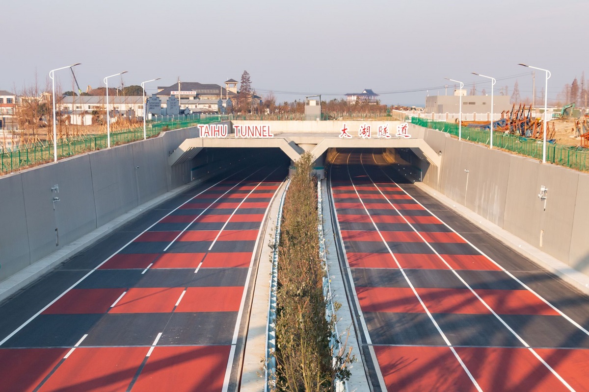 China a inaugurat a doua cea mai lungă autostradă subacvatică din lume. Ce lungime are și în cât timp a fost construită
