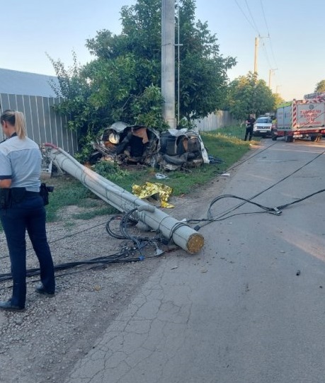 Un șofer fără permis și un băiat de 16 ani au murit într-un BMW rupt în două într-un stâlp, lângă Pechea, în Galați