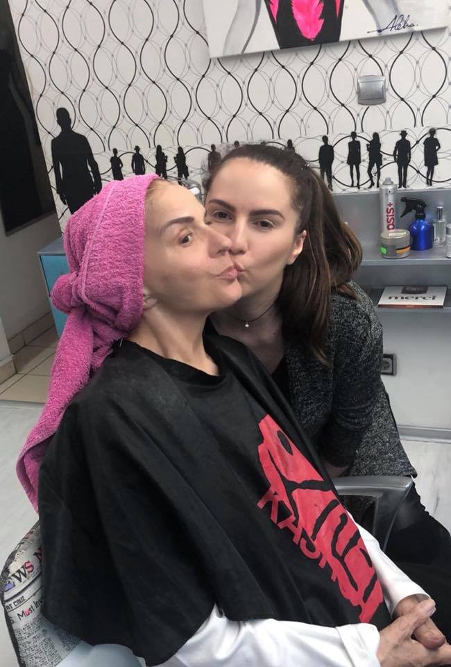 Cel mai emoționant mesaj al Anamariei Prodan despre mama sa. Cum arată Ionela Prodan cu capul descoperit și fără pic de machiaj | FOTO