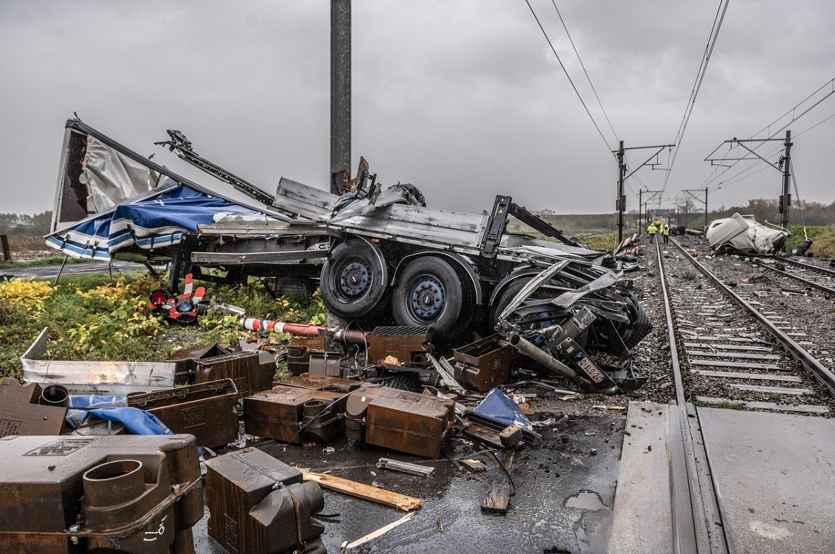 Momentul în care un camion este spulberat de un tren care s-a oprit după 350 de metri, în Belgia: „Arăta ca după bombardament”