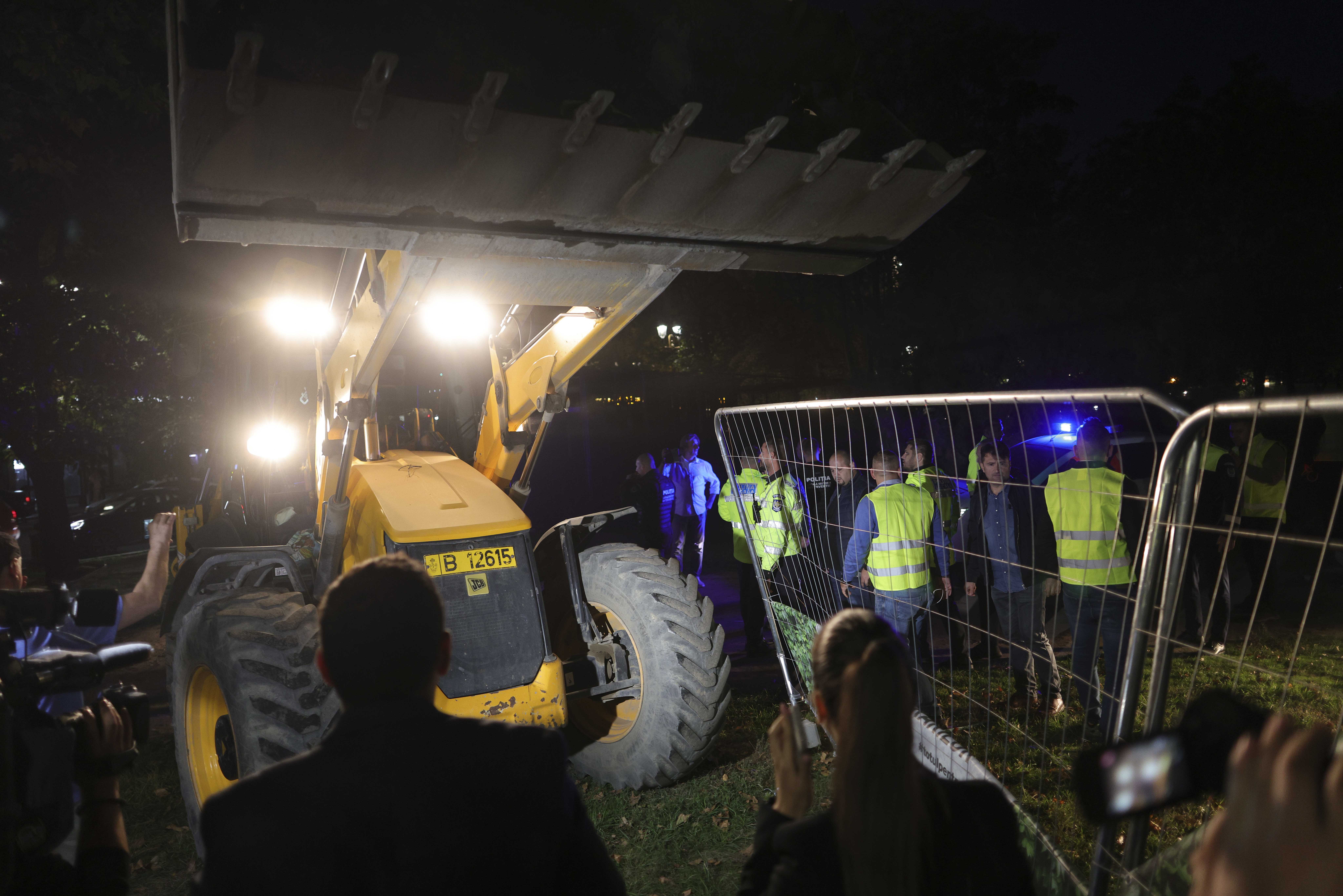 Scandal în Piața Unirii legat de lucrările la planșeu. Nicușor Dan a venit cu buldozere pentru gardurile lui Daniel Băluță. A intervenit și premierul Ciolacu