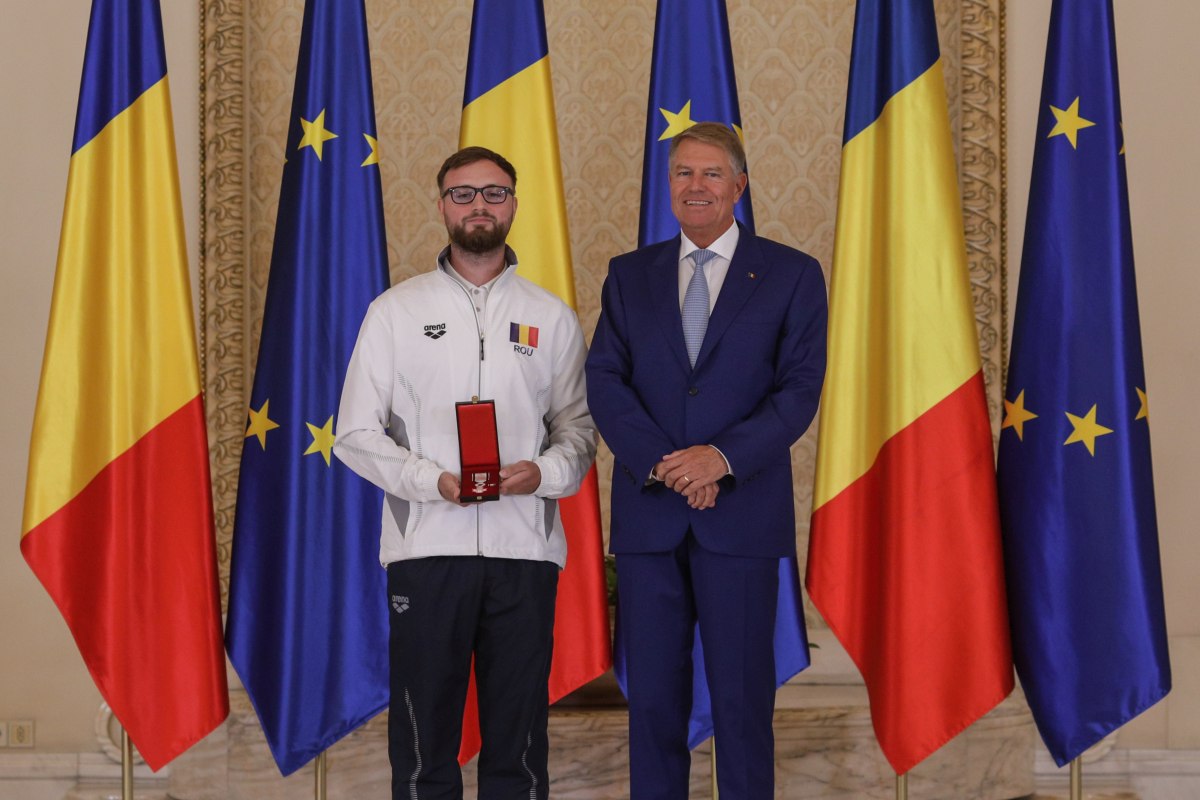 David Popovici, decorat de Klaus Iohannis cu gradul de „cavaler”: „Rezultatele obligă autoritățile să facă din sport o prioritate”