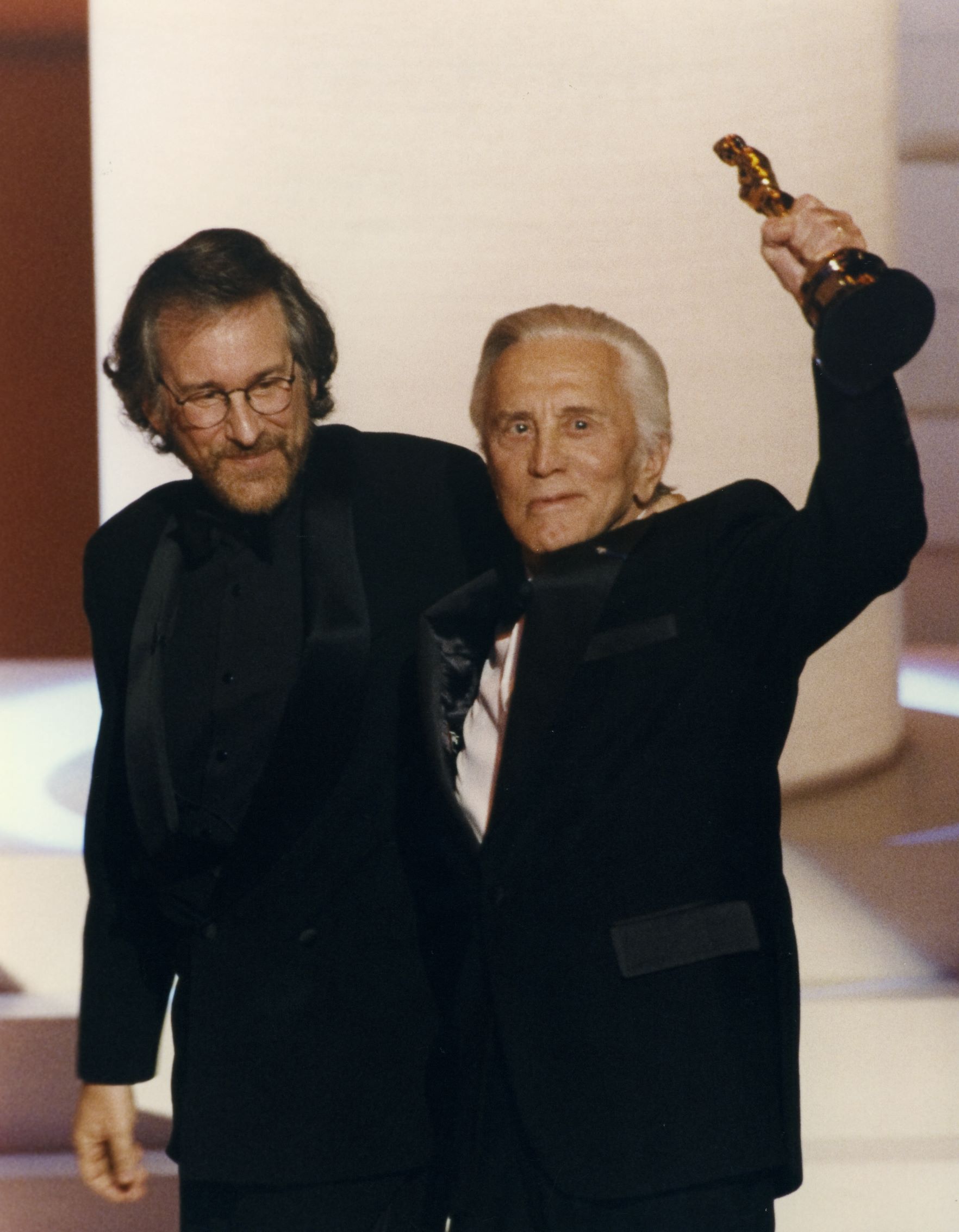 Actorul Kirk Douglas a murit la 103 ani. Mesajul transmis de fiul său, Michael Douglas