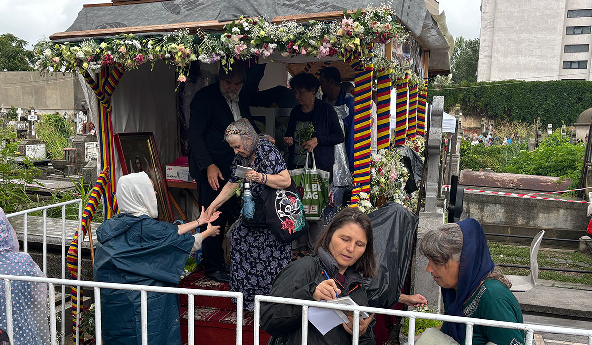 Reportaj de la cavoul Sfântului Preot Mărturisitor și legionar la tinerețe Ilie Lăcătușu, unde Icoana Arhanghelul Mihail, simbolul mișcării, a însuflețit pelerinii
