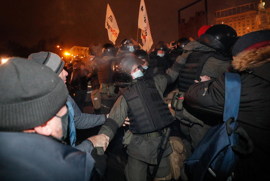 FOTO | Confruntări violente între poliţie şi protestatarii anti-lockdown la Kiev. Mai mulți oameni au fost răniți