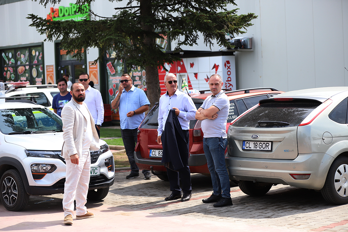 REPORTAJ Alegeri 2024 | Poliție, jandarmi și o bunică speriată de propria nepoată la Belciugatele: „M-a făcut în tot felul că am urcat în mașina primarului!”