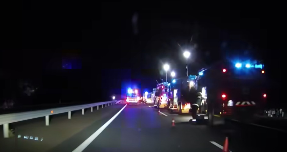 Brutális buszbaleset az M3-ason: videón a mentés drámai pillanatai