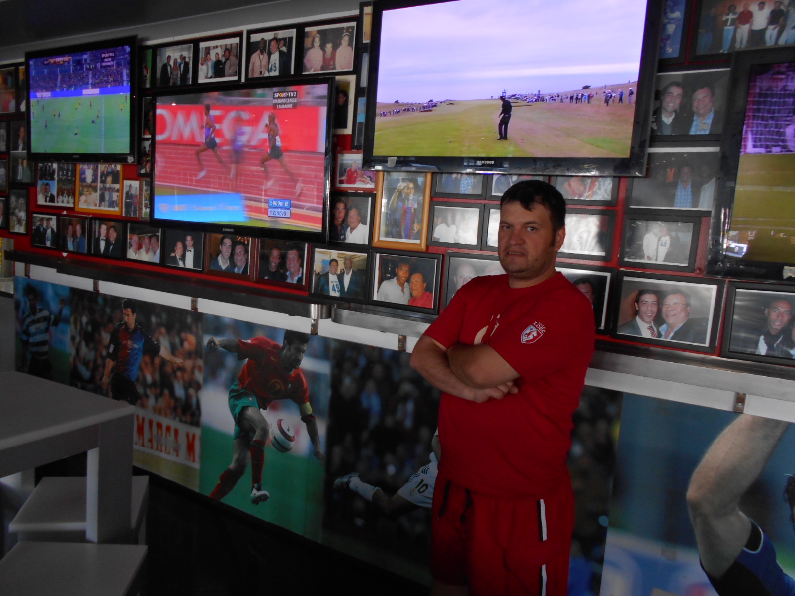 De vorbă cu chef-ul de la localul Sete Cafe, deținut de fostul mare fotbalist Luis Figo în stațiunea de lux portugheză Vilamoura, din Algarve: ^”E mort după carabineros, creveții gigant. Sunt foarte scumpi, dar el îi comandă zilnic!”