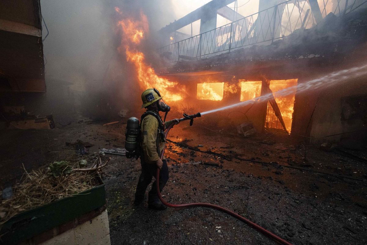 Cel puțin 10 oameni au murit în incendiile de proporții din Los Angeles: „E ca şi cum o bombă atomică ar fi fost aruncată”