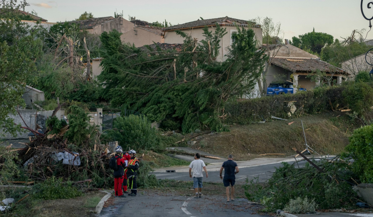 Momentul în care o tornadă distruge un sat din Franța: 41 de răniți, peste 300 de case afectate și haos pe drumuri