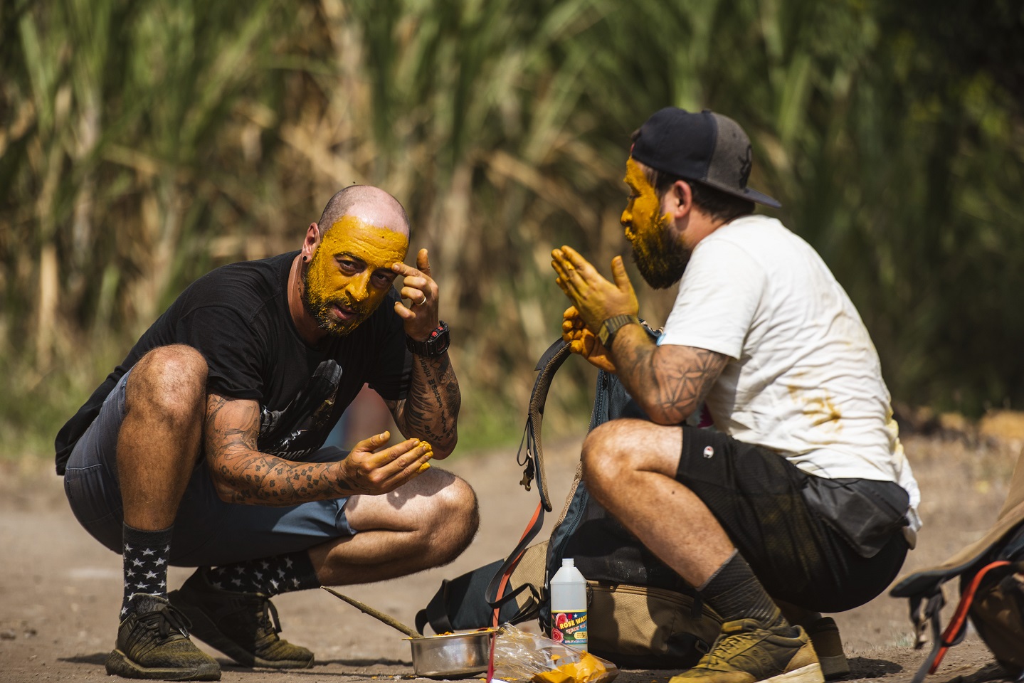Semifinaliştii Asia Express, misiune într-o fabricã de turmeric. Cocuţa: "Îmi vine sã plâng!" | FOTO