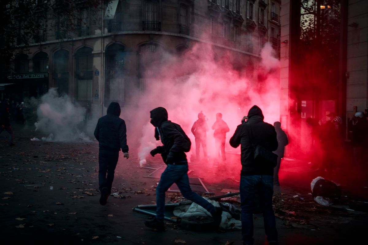 VIDEO | Ciocniri violente la Paris, între forțele de ordine și oamenii care protestează față de brutalitatea poliției