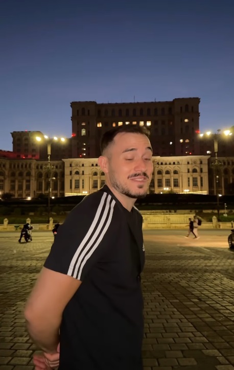 Cine e Miloš Nedeljkov, cunoscut drept Balkandad, care promovează România pe TikTok. A mâncat mici în Piața Obor și papanași în Centrul Vechi