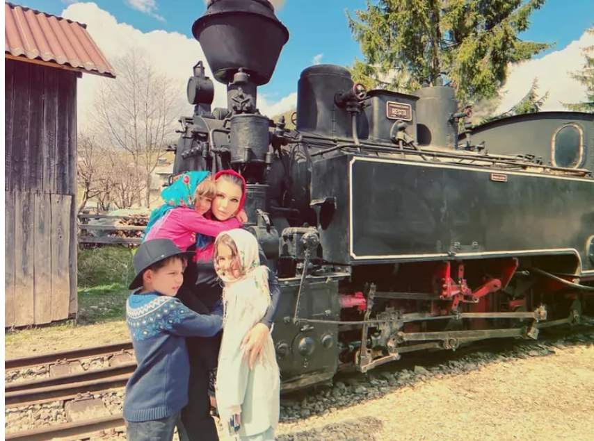 Imagini cu cei trei copii ai Elenei Băsescu. Ce mari s-au făcut Sofia, Traian și Anastasia. Cum au fost surprinși alături de mama lor