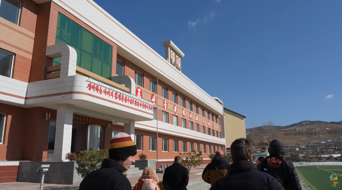 Ce au descoperit vloggerii „HaiHui în Doi” în Coreea de Nord. Experiența pe care au avut-o în țara condusă de Kim Jong Un: „Ne înregistrau cu telefoanele pe ascuns”
