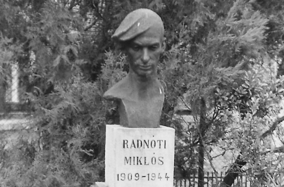 Ledöntötték a győri Radnóti Miklós szobrot – fotón a vandálok rettenetes rongálása