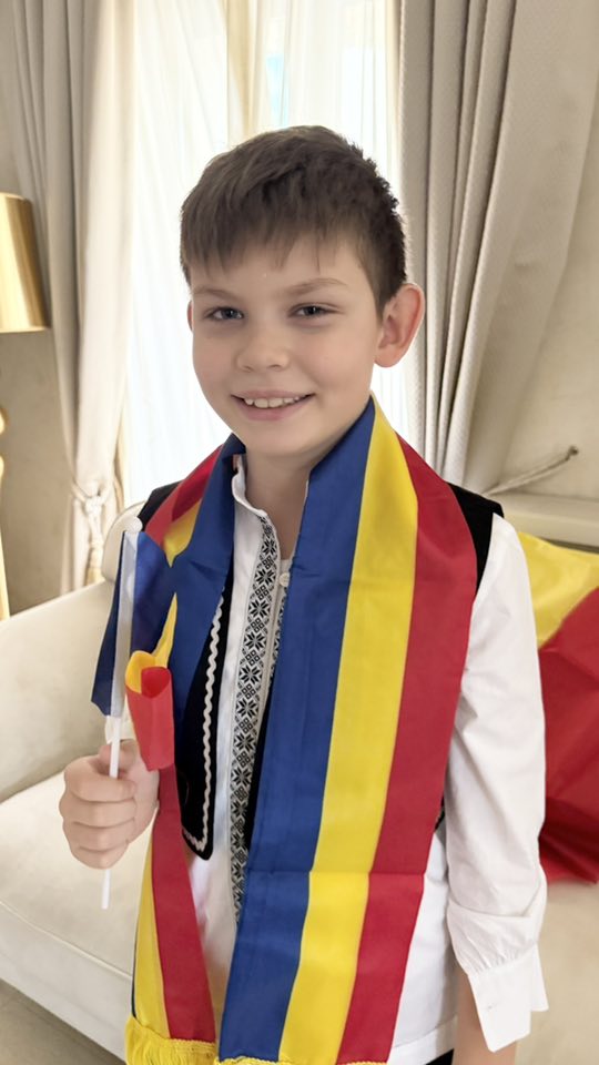 Copiii lui Cristi Borcea și ai Valentinei Pelinel, apariție inedită de Ziua Națională a României. Milan și gemenele poartă costume populare