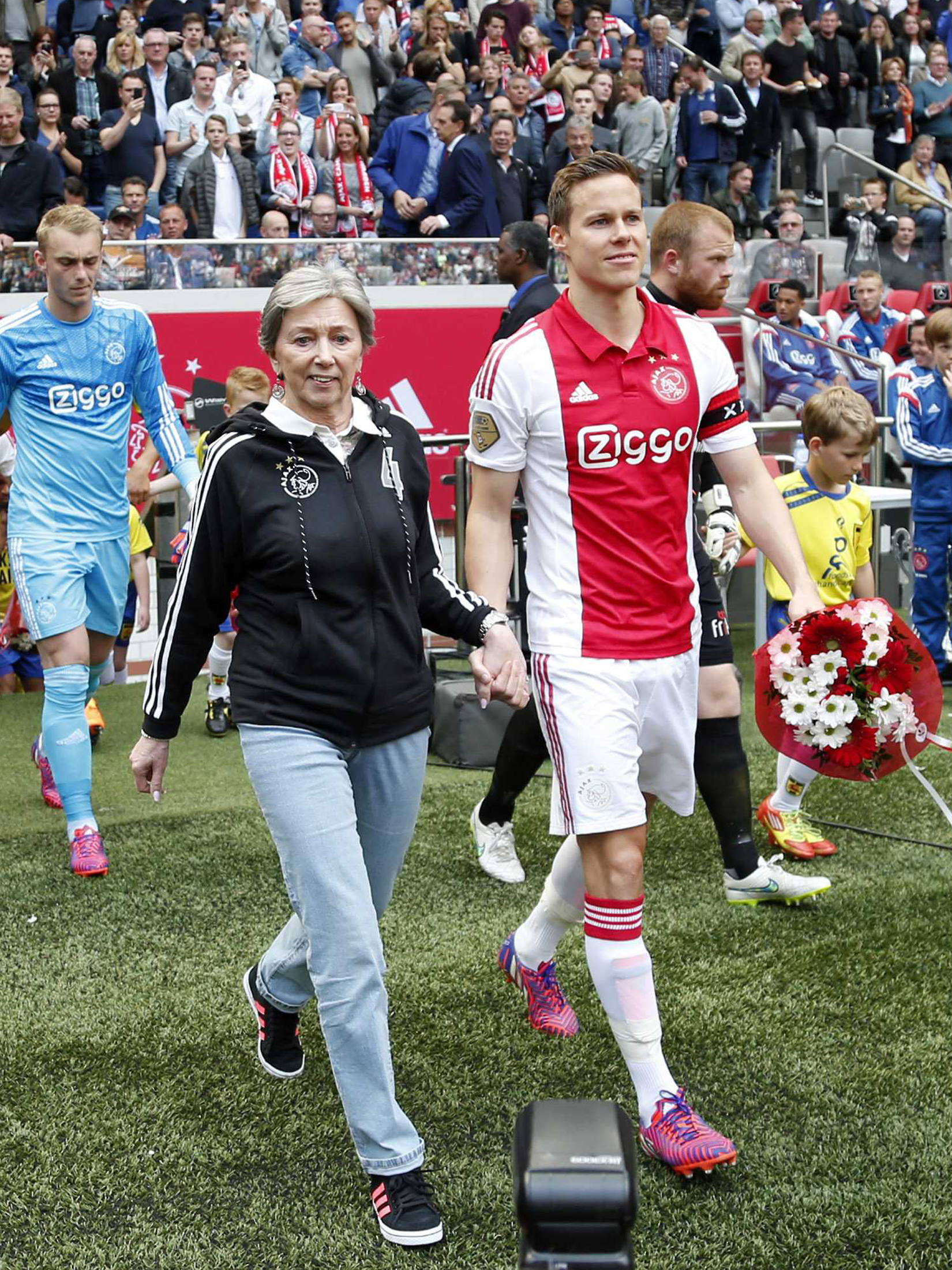 Băiețeii mamei! Jucătorii de la Ajax au sărbătorit ”Ziua mamei”!