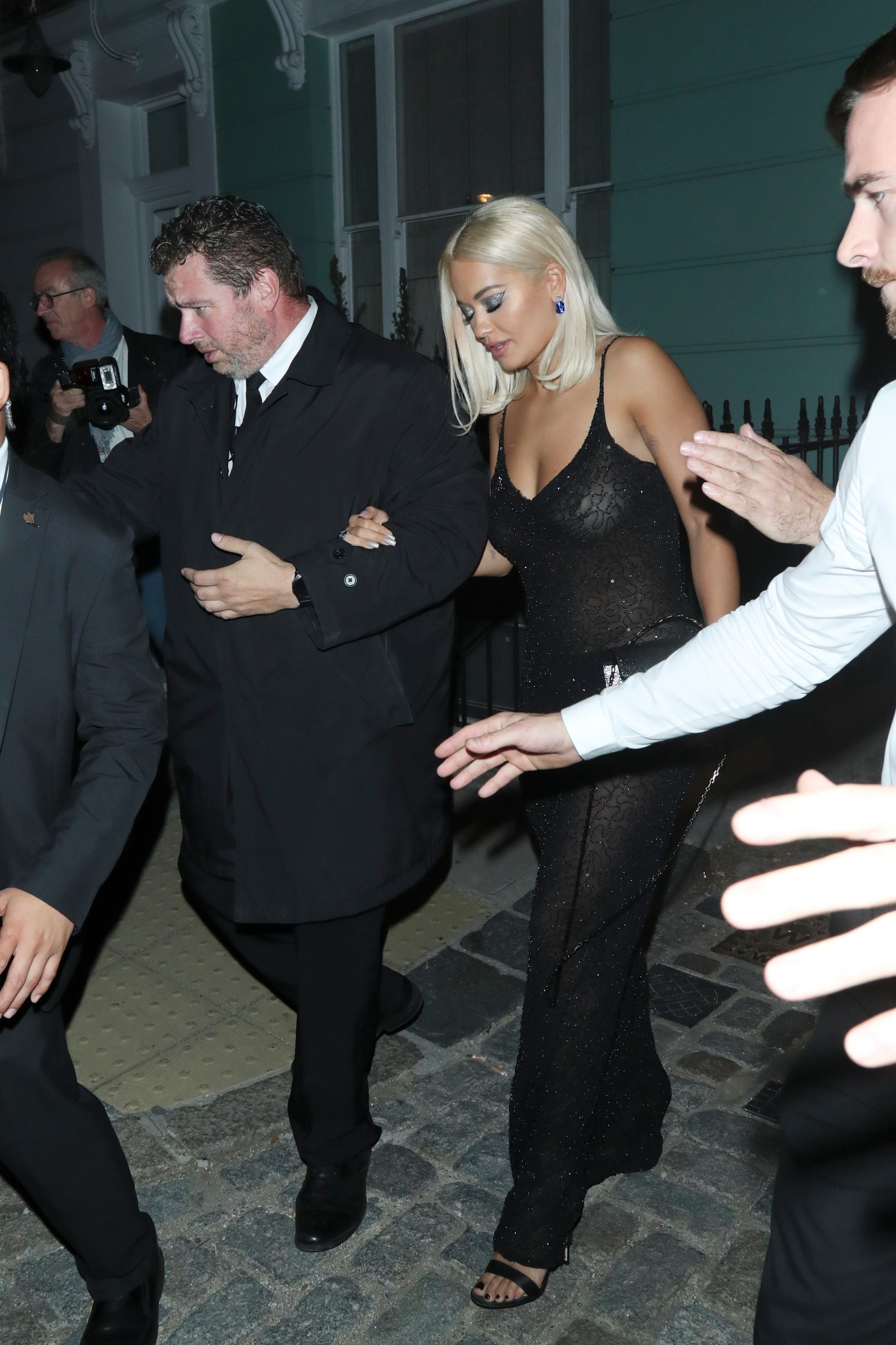 Rita Ora, probleme cu ținuta. Rochia i-a jucat feste | FOTO