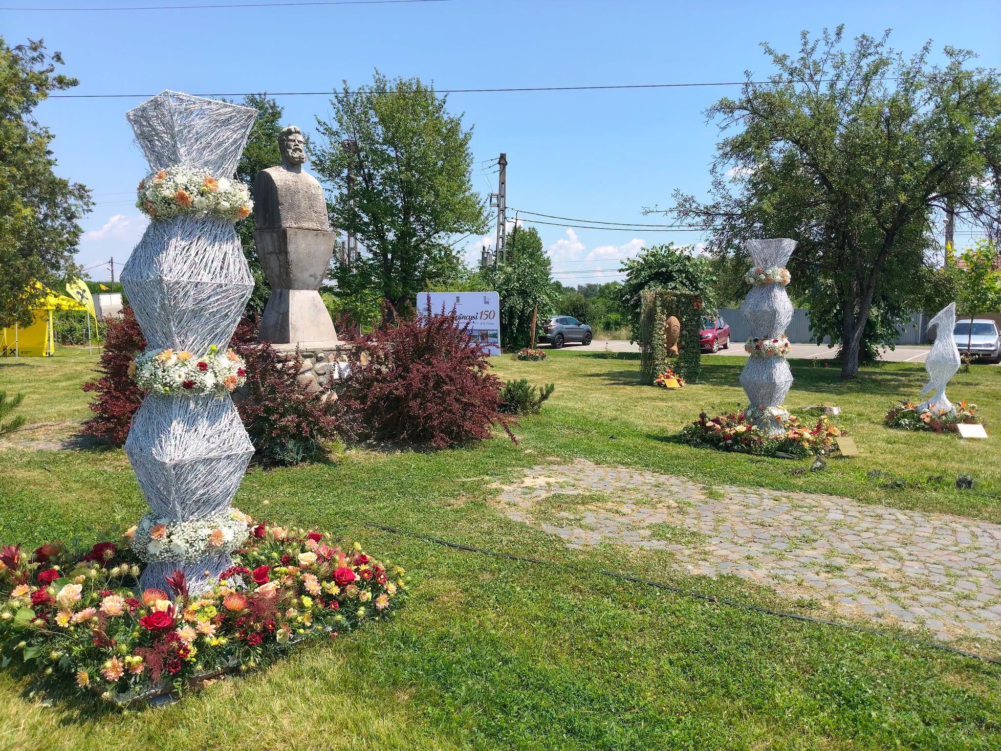 Acasă la Brâncuși. De la Artă la genialitate: motocicliști în ie, drone desenând Măiastra, ikebana cu imortele și Turneul Stradivarius