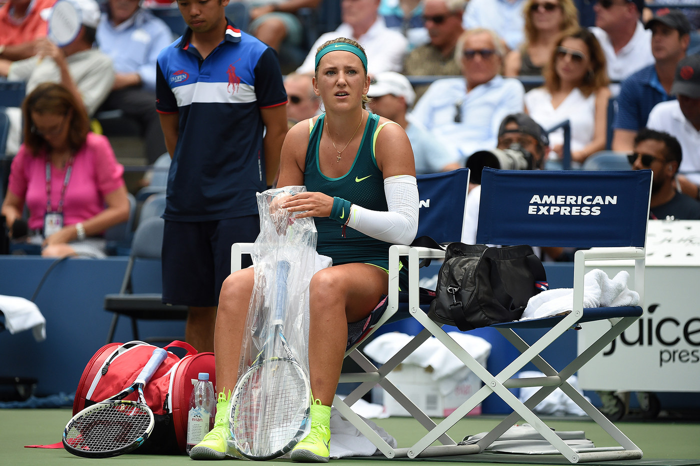 Superperformanţă realizată de Simona Halep, care a învins-o pe Victoria Azarenka, în trei seturi, şi s-a calificat în semifinalele de la US Open. Românca a condus ostilităţile în primul set, l-a cedat pe cel secund, dar a fost formidabilă în decisiv. Meciul a fost întrerupt o oră în ultimul act din cauza ploii. Simona a egalat performanţa Irinei Spârlea din 1997 / LIVE BLOG & SUPERGALERIE FOTO
