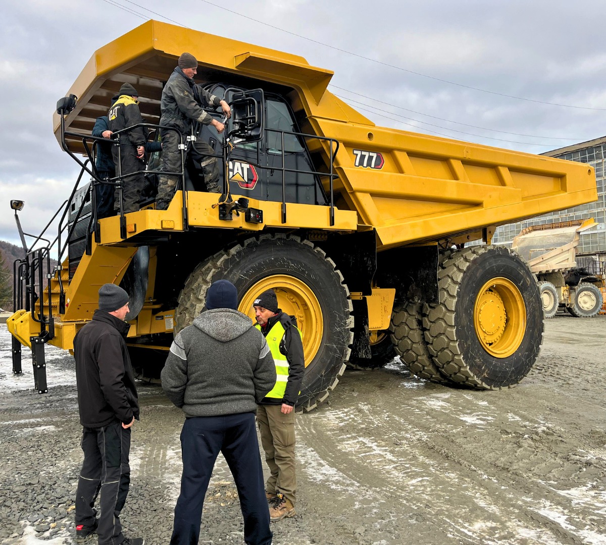 CAT 777, „monștrii” din Apuseni. Cele mai mari camioane vândute vreodată în România, cumpărate de Cupru Min cu milioane de euro 