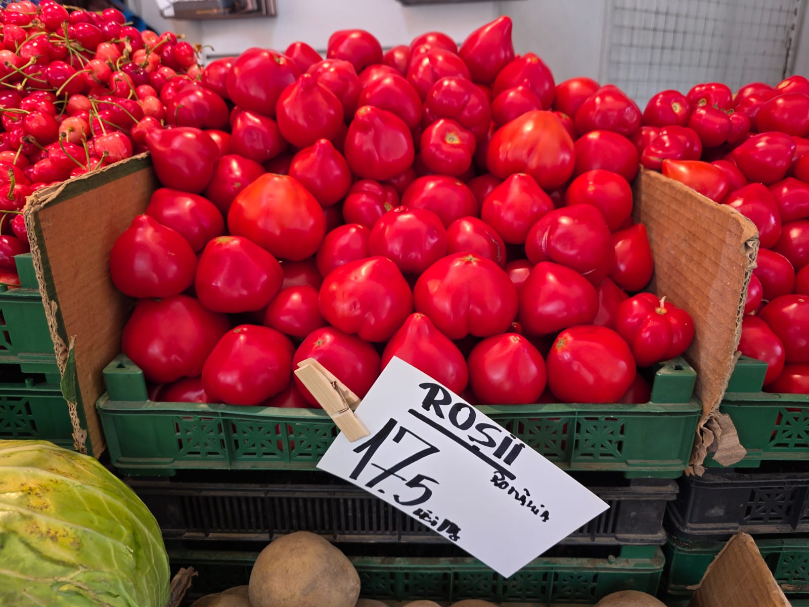Cât costă să faci o salată de vară cu roșii românești și castraveți din piața Amzei, Obor sau Rahova