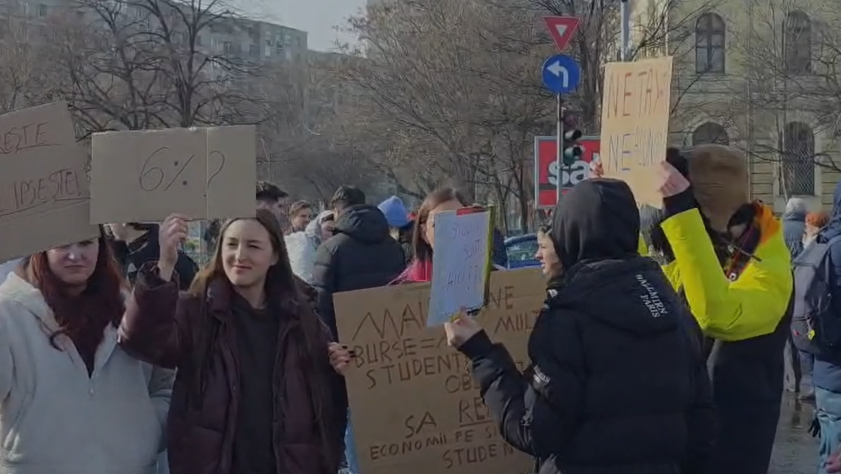 Profesorii și studenții protestează față de Legea Bolojan din Educație: „Școală săracă = țară needucată”
