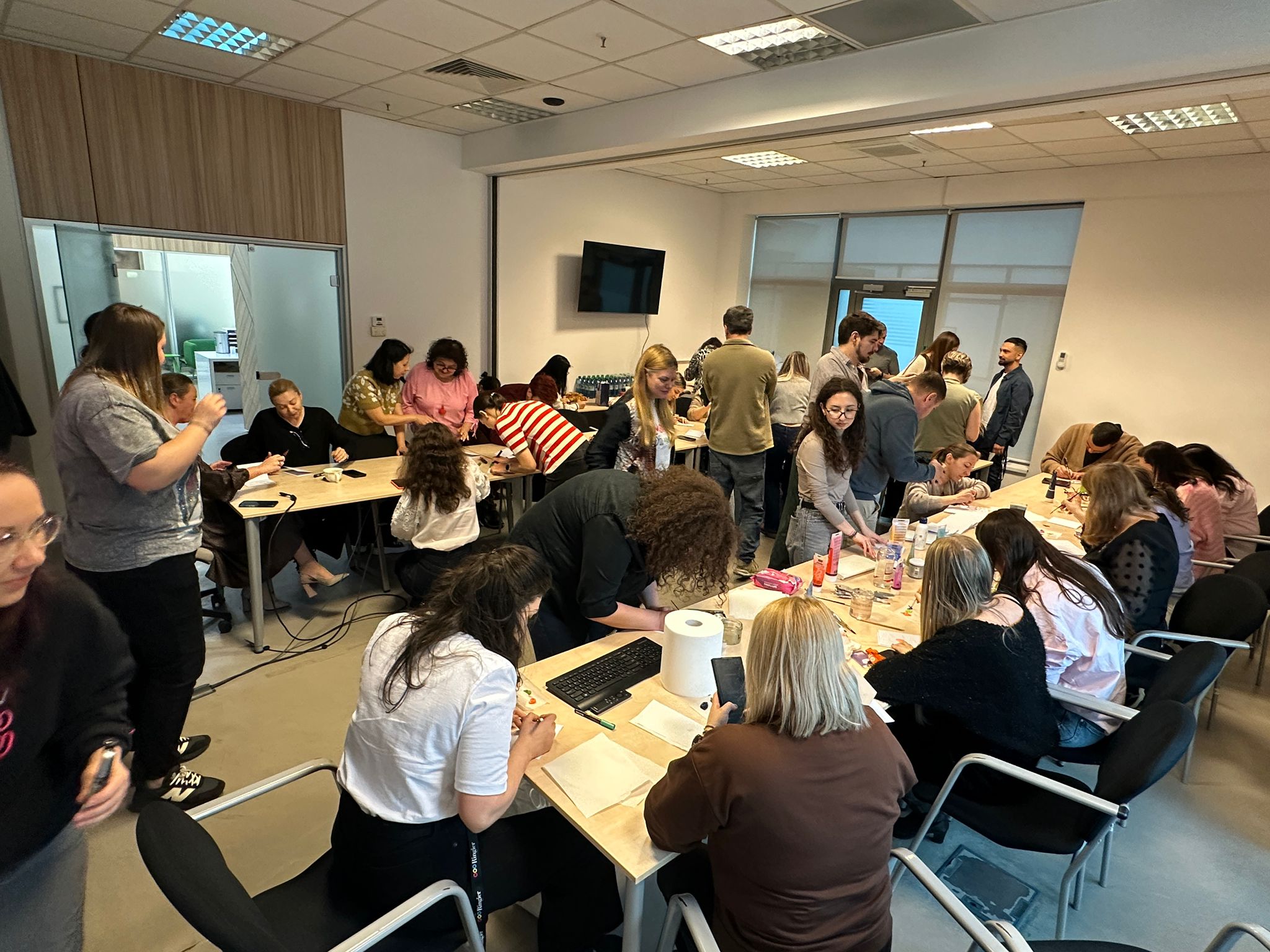 Fundația Ringier împreună cu Asociația Magic, la „Atelierul de creație și fapte bune”: felicitări și jucării de pluș pentru copiii din secțiile de oncopediatrie din București