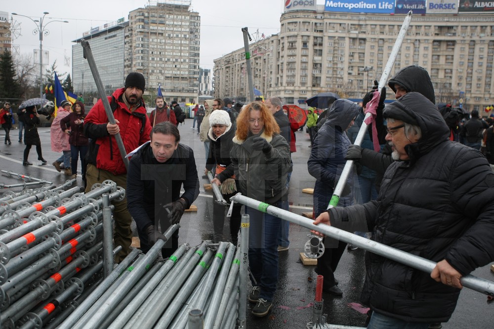 UPDATE. Protest și incidente în Piața Victoriei. Anchetă MAI după împiedicarea organizării târgului de Crăciun/ FOTO