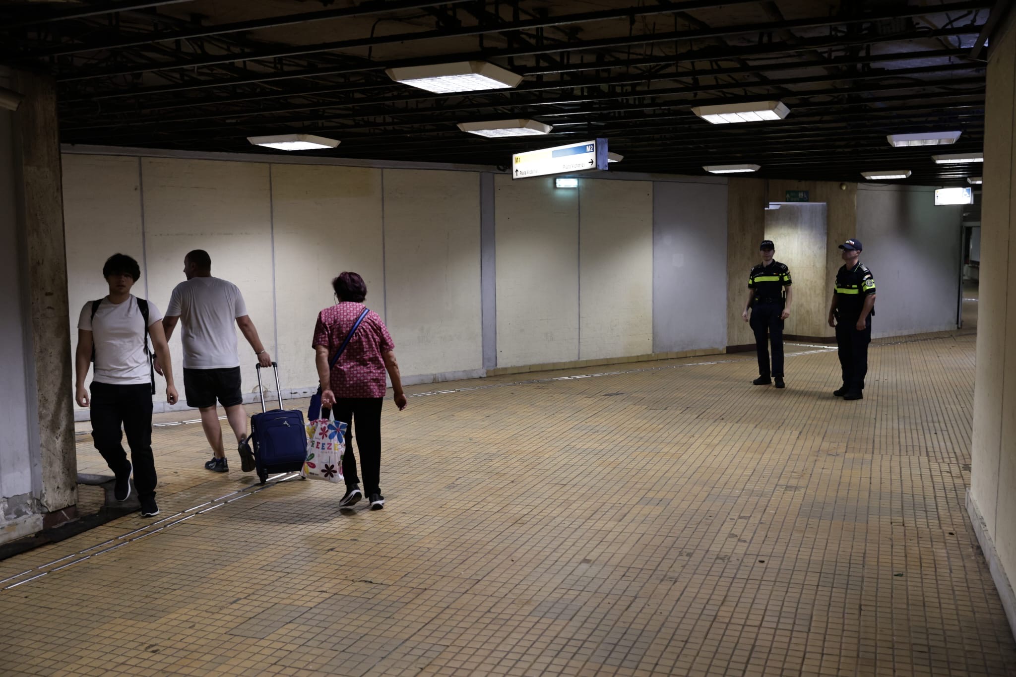 Stația Piața Victoriei 2 rămâne închisă, iar circulația s-ar putea relua joi dimineață. Pompierii scot apa de la metrou cu pompe și furtunuri