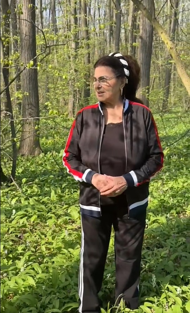 Irina Loghin, la cules de leurdă, în Pădurea Băneasa. Îmbrăcată în trening de la Moncler, și-a surprins fanii: „Vin de 50 de ani aici, în pădure”