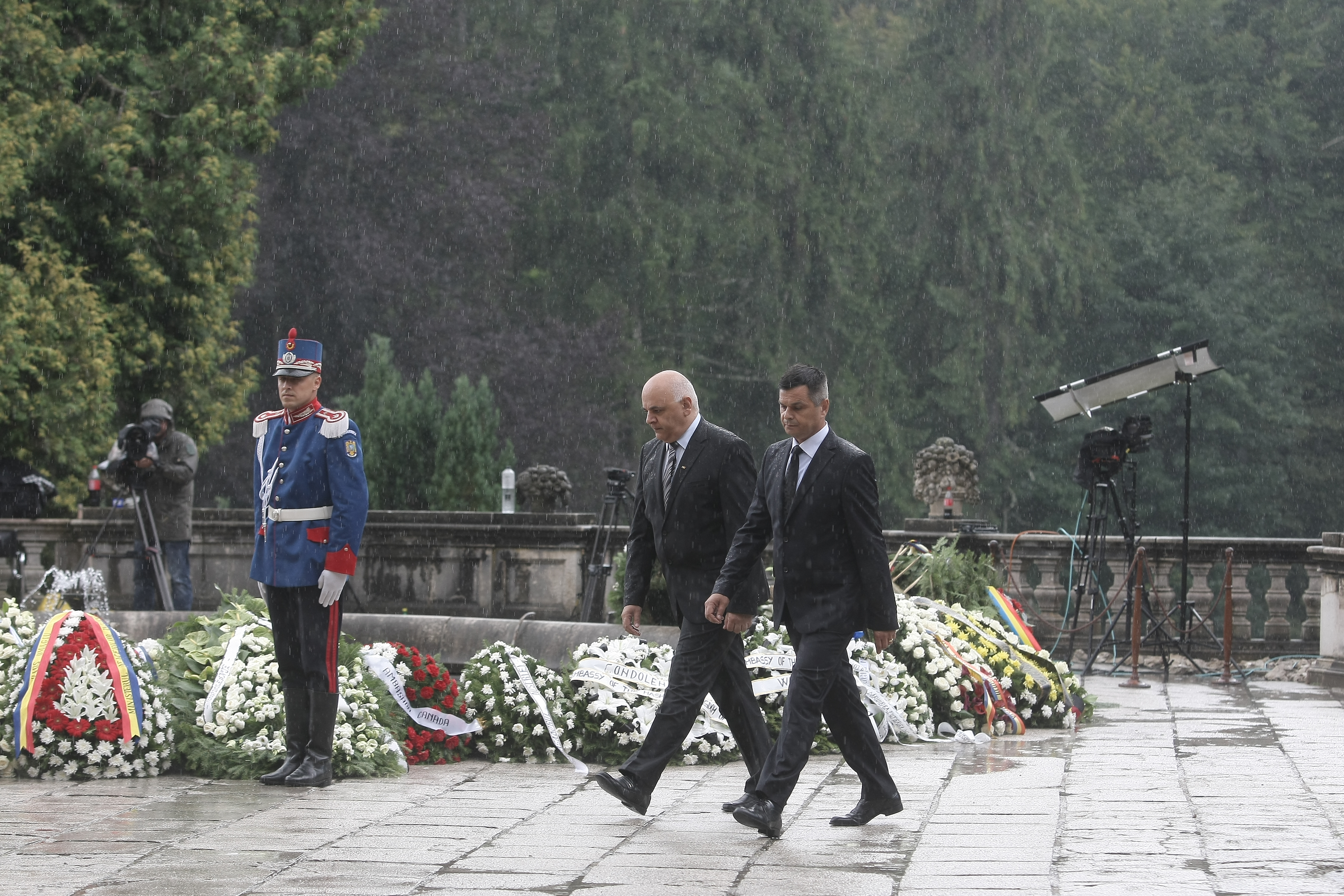 Înmormântarea Reginei Ana. Reprezentanții Caselor Regale au venit cu autocarul, preoții cu limuzina