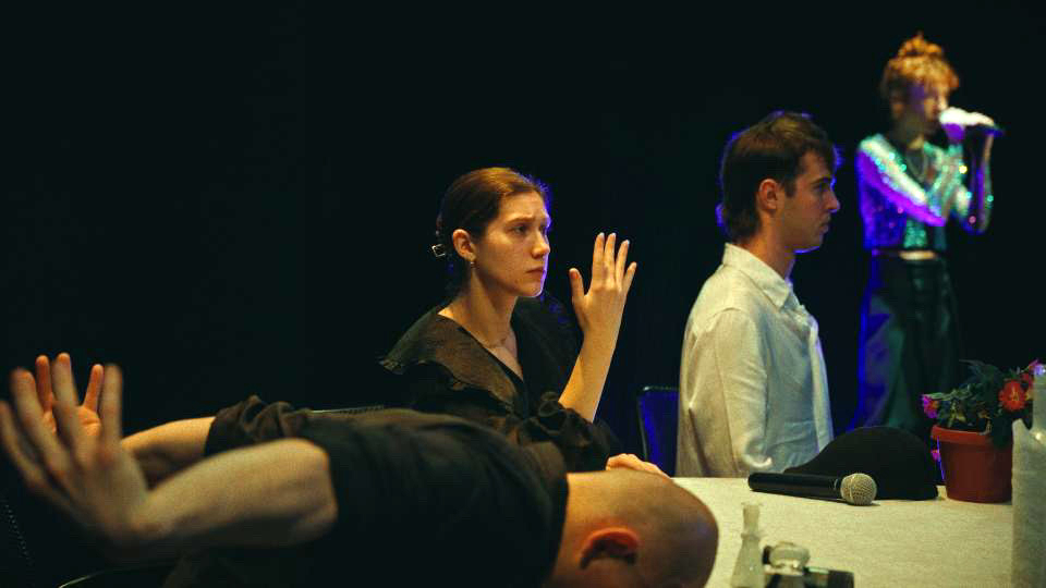 Cum va arăta teatrul în viitor? Spectacolul-experiment care ne pune față-n față cu anxietățile: „Trăiesc cu impresia puternică că pentru mulți dintre noi a devenit tot mai greu să ne imaginăm ce urmează”