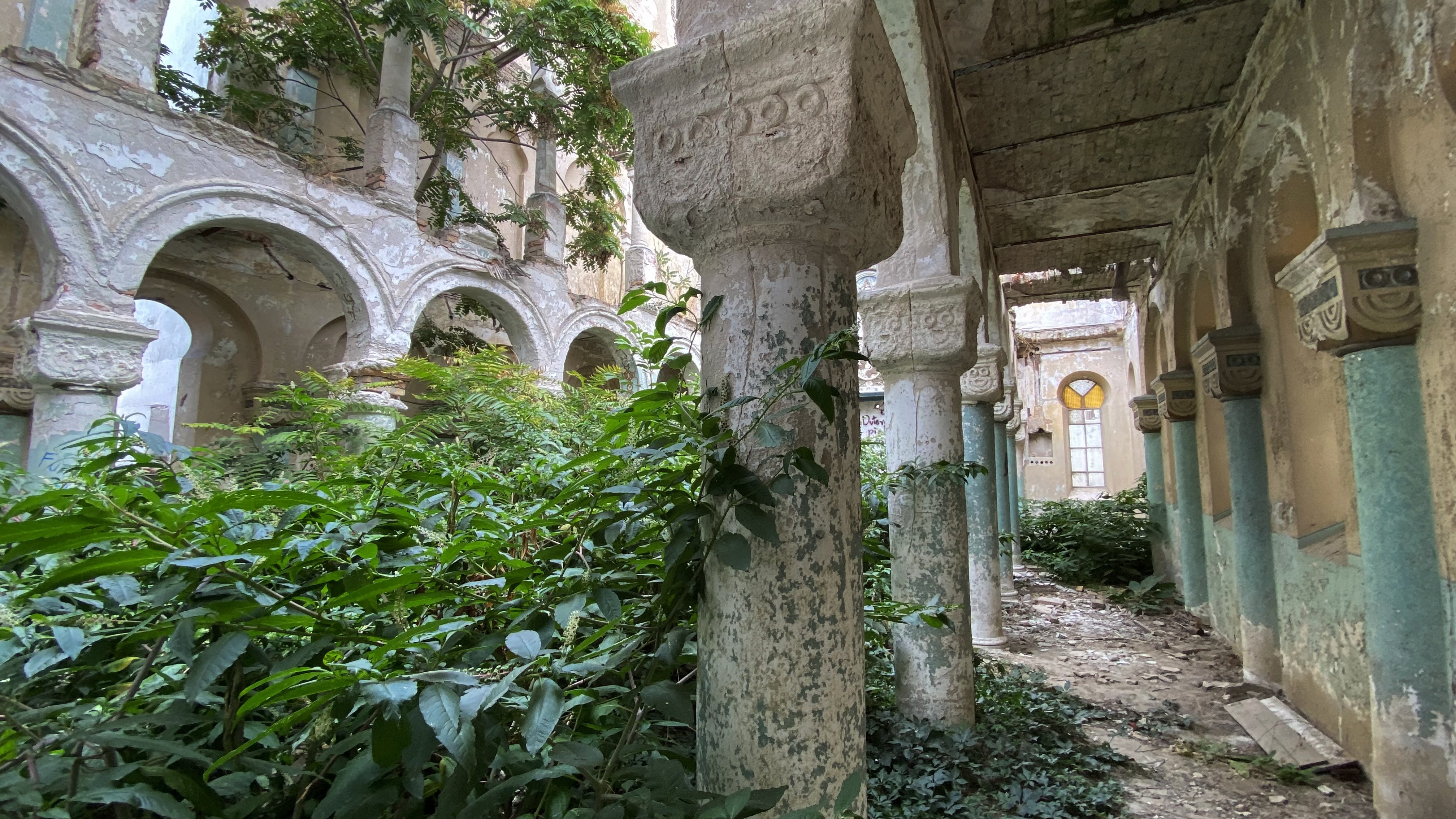 Sinagoga din Constanța, ruina de la malul mării. Clădirea comunității evreiești e în pericol de prăbușire, dar urmează să fie readusă la viață cu două milioane de euro