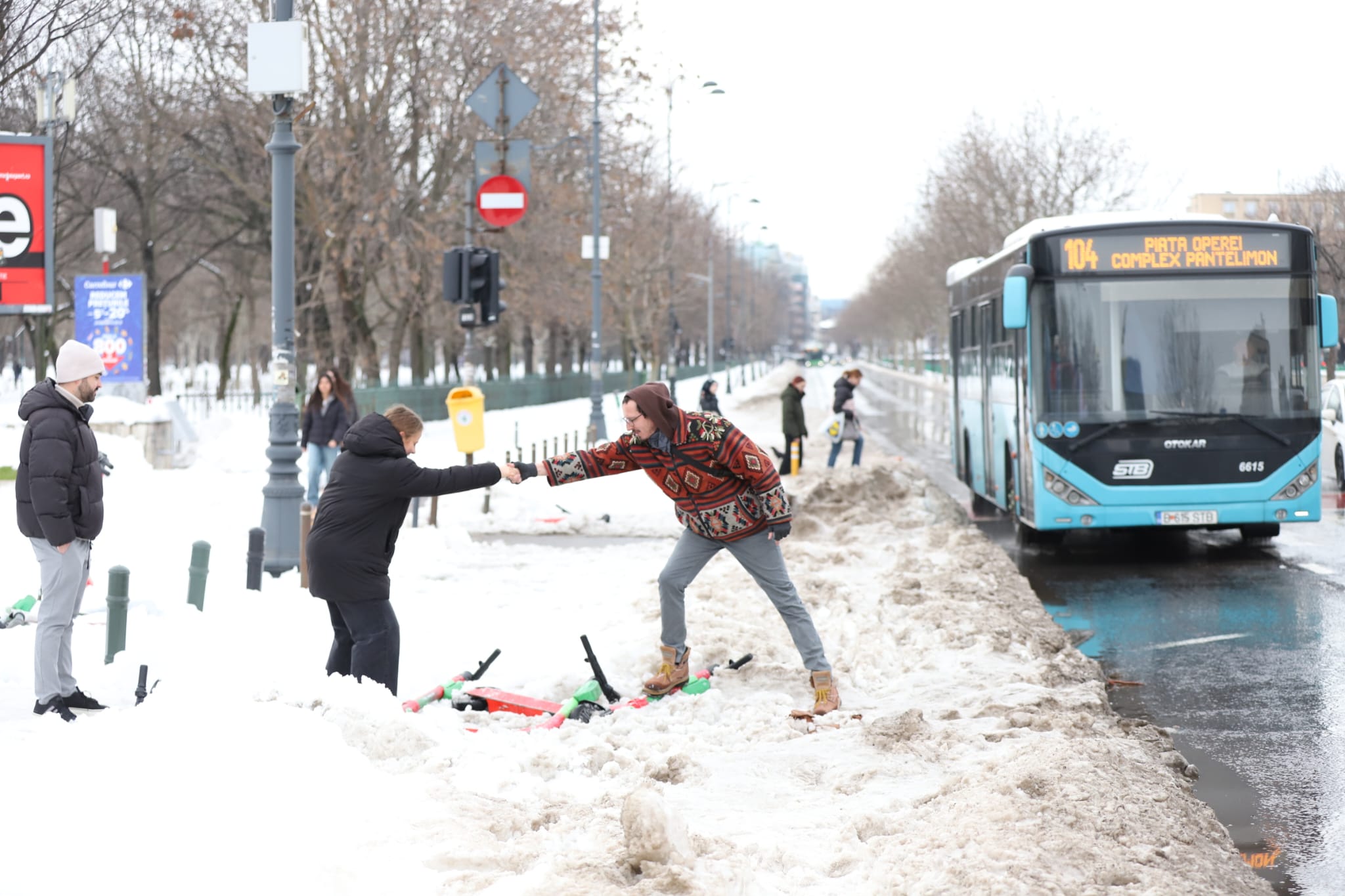 Trotuarele din București, blocate de nămeți și bălți. Oamenii fac slalom printre troiene