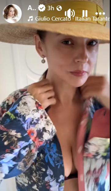 Cum a mers Andreea Marin la plajă în Capri, Italia. Vedeta, apariție rară într-un costum de baie din două piese. „Trei zile minunate alături de fiica mea”