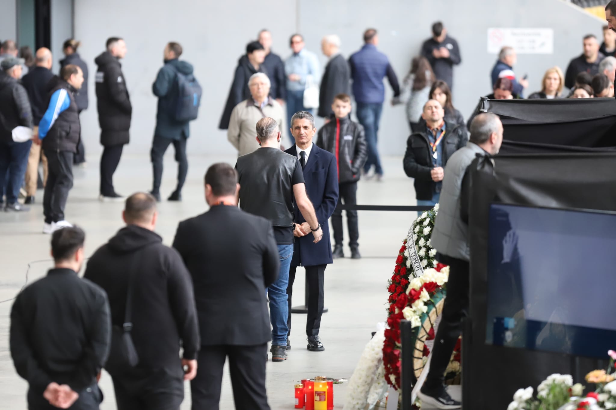 Livetext Mii de români își iau adio de la Mircea Lucescu la Arena Națională înainte de funeraliile cu onoruri militare / „Leucemia i-a provocat și grăbit sfârșitul”