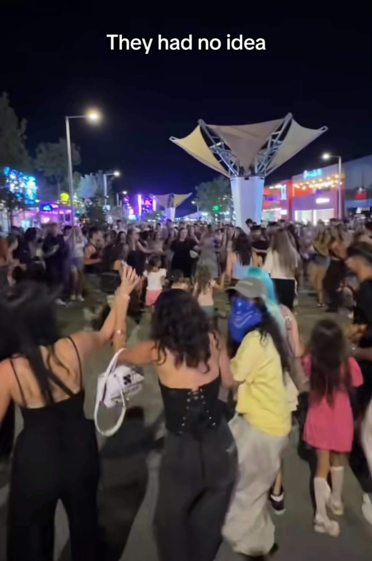 Imagini cu Inna la Nibiru. Artista s-a deghizat și s-a distrat în mijlocul mulțimii. „Ei habar nu aveau”