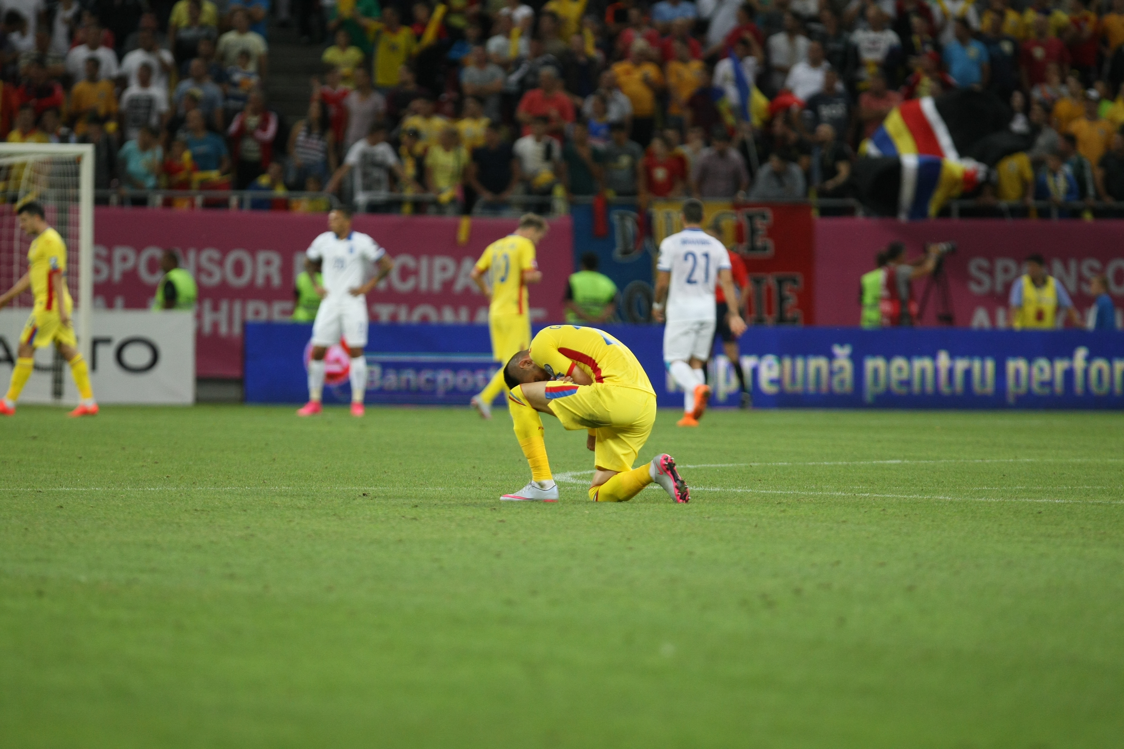 PRELIMINARIILE EURO 2016, ROMÂNIA - GRECIA 0-0. Tricolorii nu au mai găsit calea spre gol din luna martie. Tremurăm în continuare pentru calificare. Elevii lui Iordănescu rămân pe locul 2 în grupă, la trei puncte în faţa Ungariei