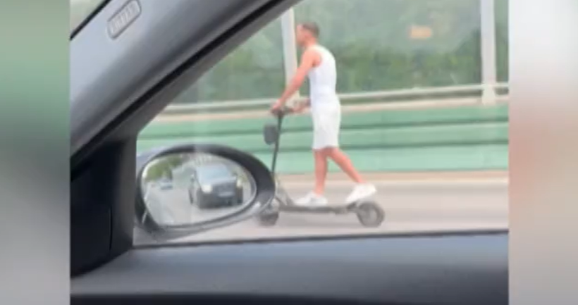 Félelmetes! Védőfelszerelés nélkül, pólóban és rövidnadrágban csapatta észveszejtő sebességgel egy rolleres a kocsik között Budapesten - döbbenetes videó