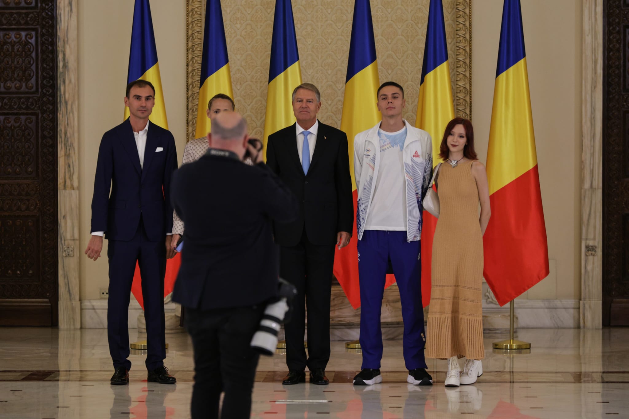 David Popovici a mers la Cotroceni împreună cu iubita. Cei doi s-au pozat alături de președintele Klaus Iohannis