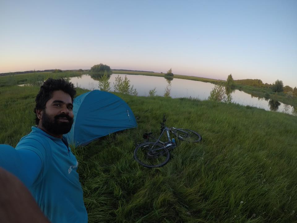 Un bărbat a călătorit cu bicicleta din India până în Rusia pentru a vedea Cupa Mondială