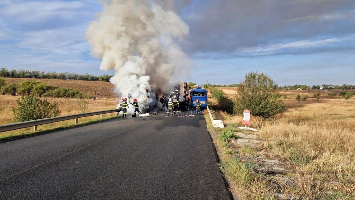 Accident cu un autocar, un microbuz și un TIR în Teleorman. Cinci persoane, transportate la spital. UPDATE