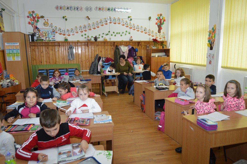EXCLUSIV/ Delia, fetița care în pofida handicapului grav merge la o școală obișnuită, s-a integrat bine în colectiv: "Îmi place mult la școală"/FOTO