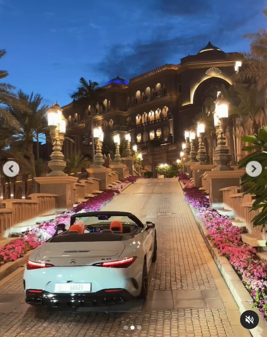 Imagini din vacanța de lux a lui Selly în Emiratele Arabe. S-a cazat la un hotel de cinci stele și conduce o mașină de peste 200.000 de euro