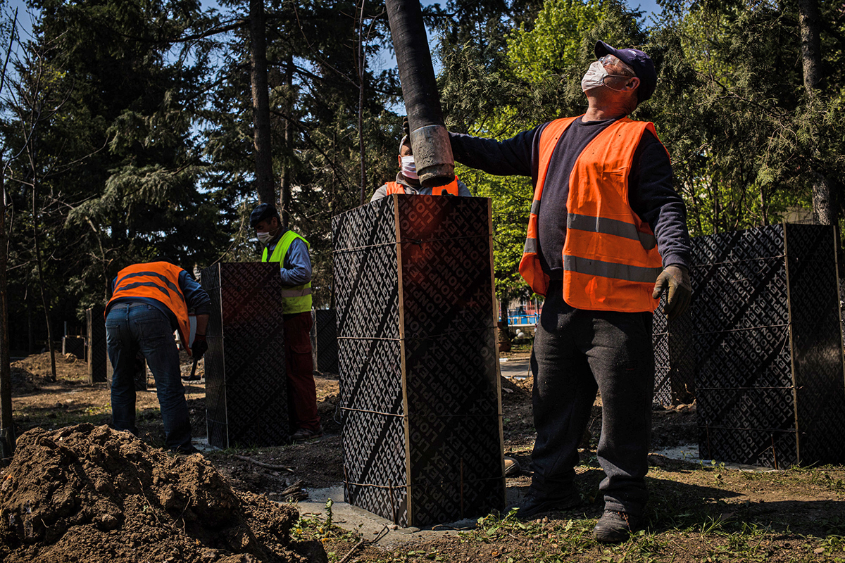 FOTOREPORTAJ | Cum construiește Asociația Dăruiește Viață un spital modular pentru bolnavii de COVID-19 în curte la Elias
