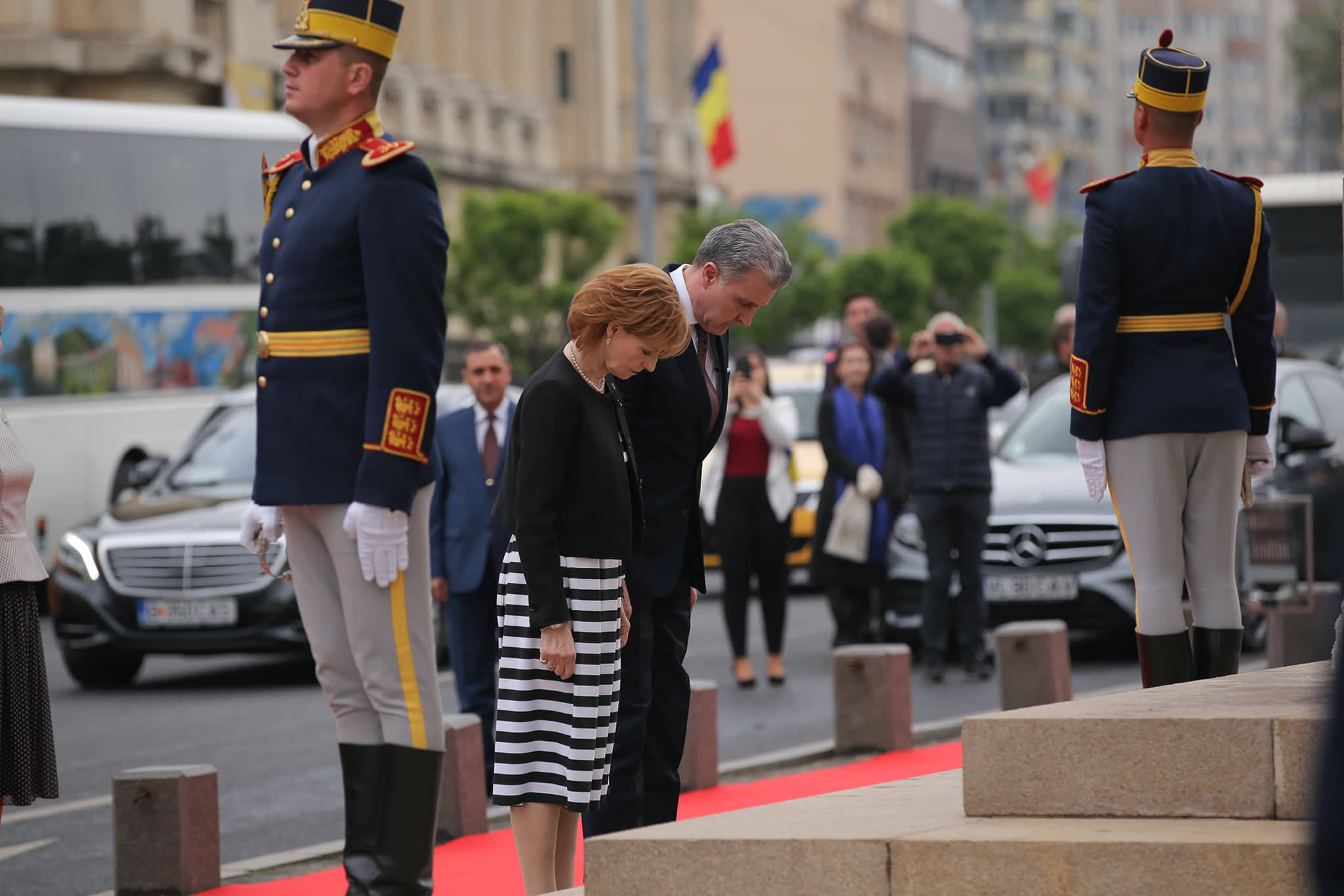 UPDATE. Ziua Regelui, marcată prin manifestări culturale. Ceremonie militară şi depuneri de coroane de flori la statuia Regelui Carol I din Piaţa Palatului Regal | FOTO&VIDEO